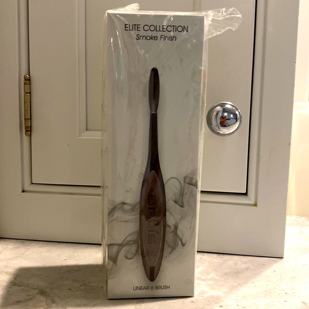 Artís Elite Collection Linear 6 Brush.